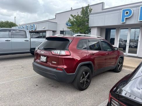 Used 2020 Jeep Cherokee Latitude FWD image 3