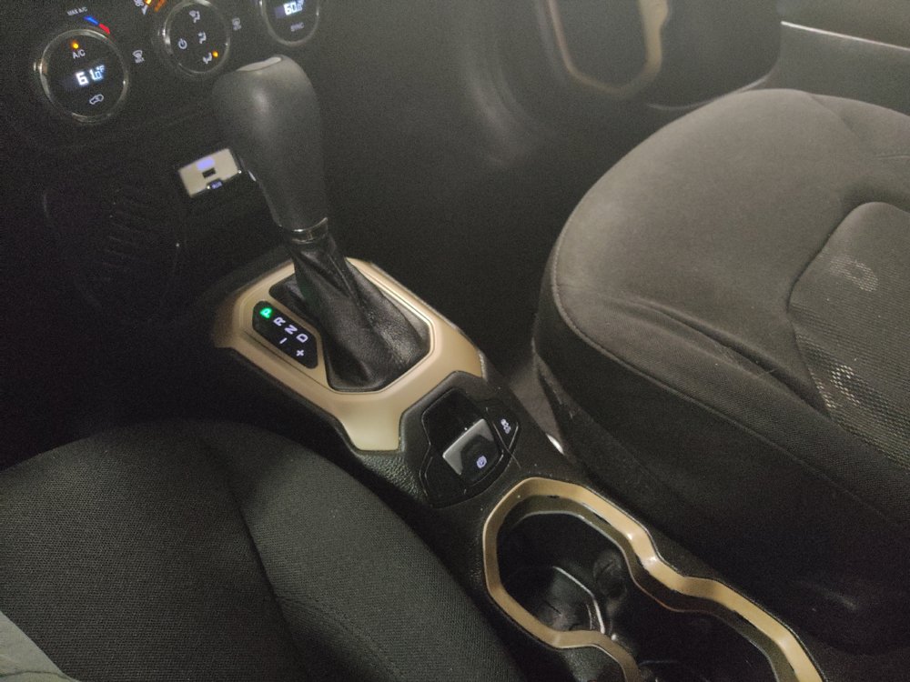 Used 2016 Jeep Renegade Latitude w/ Popular Equipment Group FWD image 26
