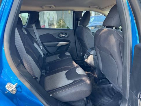 Used 2018 Jeep Cherokee Latitude w/ Altitude Package FWD image 15