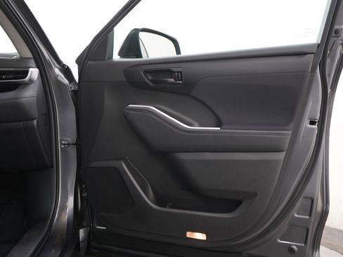Used 2023 Toyota Highlander LE FWD image 9