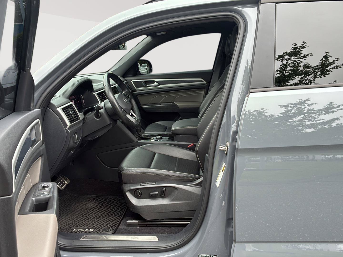 Used 2023 Volkswagen Atlas Cross Sport SEL R-Line AWD/4WD image 35