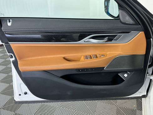 Used 2021 BMW 740i w/ M Sport Package image 10