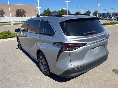 Used 2024 Toyota Sienna LE w/ LE Plus Package image 7