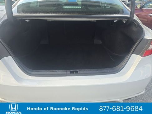 Used 2024 Toyota Camry SE image 9