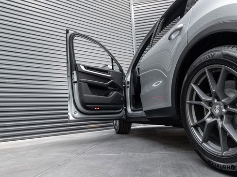 Certified 2025 Porsche Cayenne AWD/4WD image 13