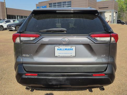 Used 2019 Toyota RAV4 LE FWD image 5