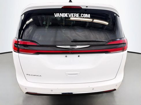 Used 2024 Chrysler Pacifica Touring-L FWD image 8