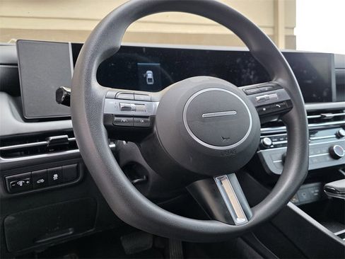 Certified 2025 Hyundai Santa Cruz SE image 6