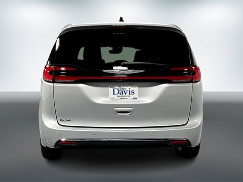 Used 2023 Chrysler Pacifica Limited image 7