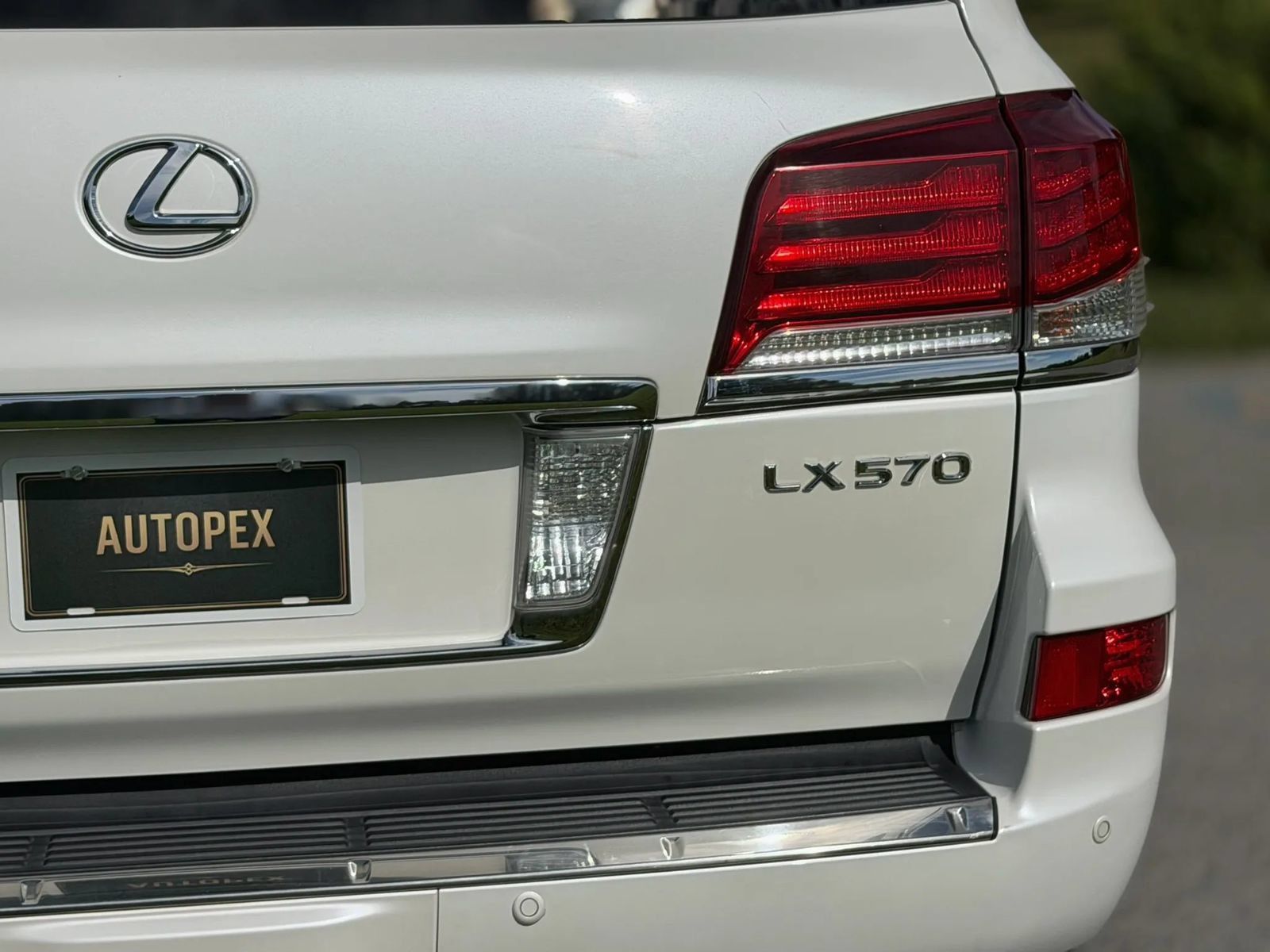 Used 2013 Lexus LX 570 4WD w/ Luxury Pkg image 44