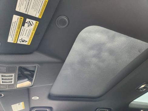 Used 2025 Land Rover Discovery S image 26