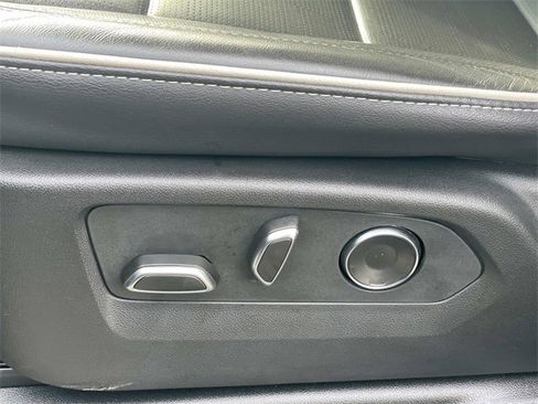 Used 2025 Cadillac Escalade ESV Premium Luxury image 19