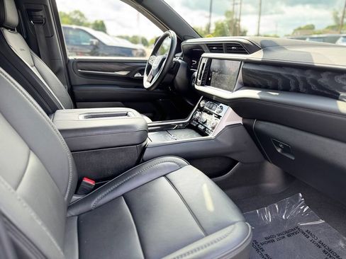Used 2023 GMC Yukon Denali w/ Advanced Technology Package AWD/4WD image 11