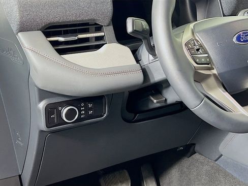 Used 2025 Ford Explorer Active image 12