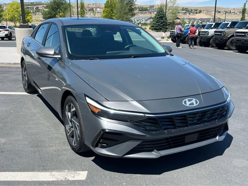 Used 2025 Hyundai Elantra SEL FWD image 4