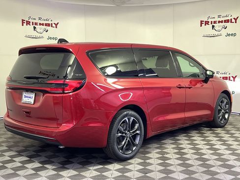New 2026 Chrysler Pacifica Select image 3