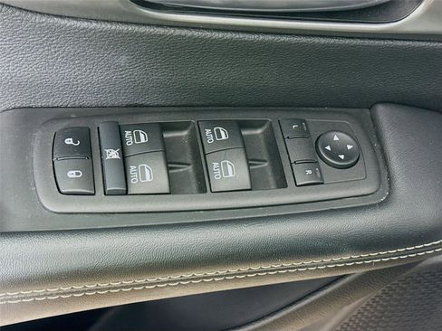 Used 2025 Chrysler Pacifica Select image 20