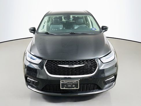 Used 2023 Chrysler Pacifica Touring-L image 2