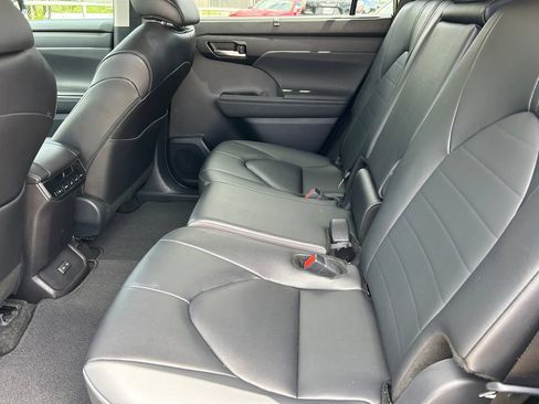 Used 2026 Toyota Highlander XLE AWD/4WD image 17