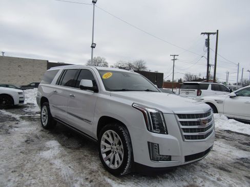 Used 2019 Cadillac Escalade ESV Premium Luxury image 4