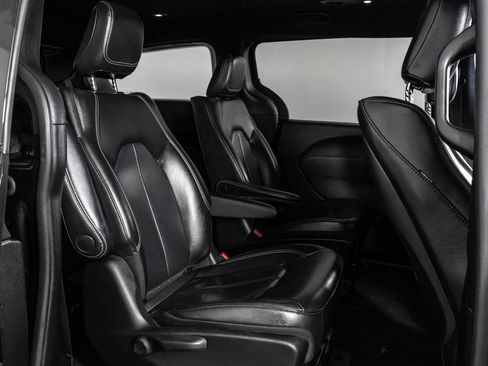 Used 2022 Chrysler Pacifica Touring-L w/ Uconnect Theater Family Group FWD image 45