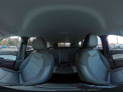 Used 2025 Chevrolet Trax LT w/ LT Convenience Package image 40