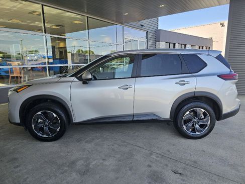 Used 2024 Nissan Rogue SV FWD image 2