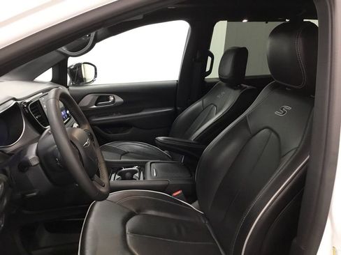 Used 2025 Chrysler Pacifica Limited image 10