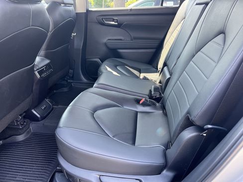 Used 2025 Toyota Highlander XLE AWD/4WD image 32