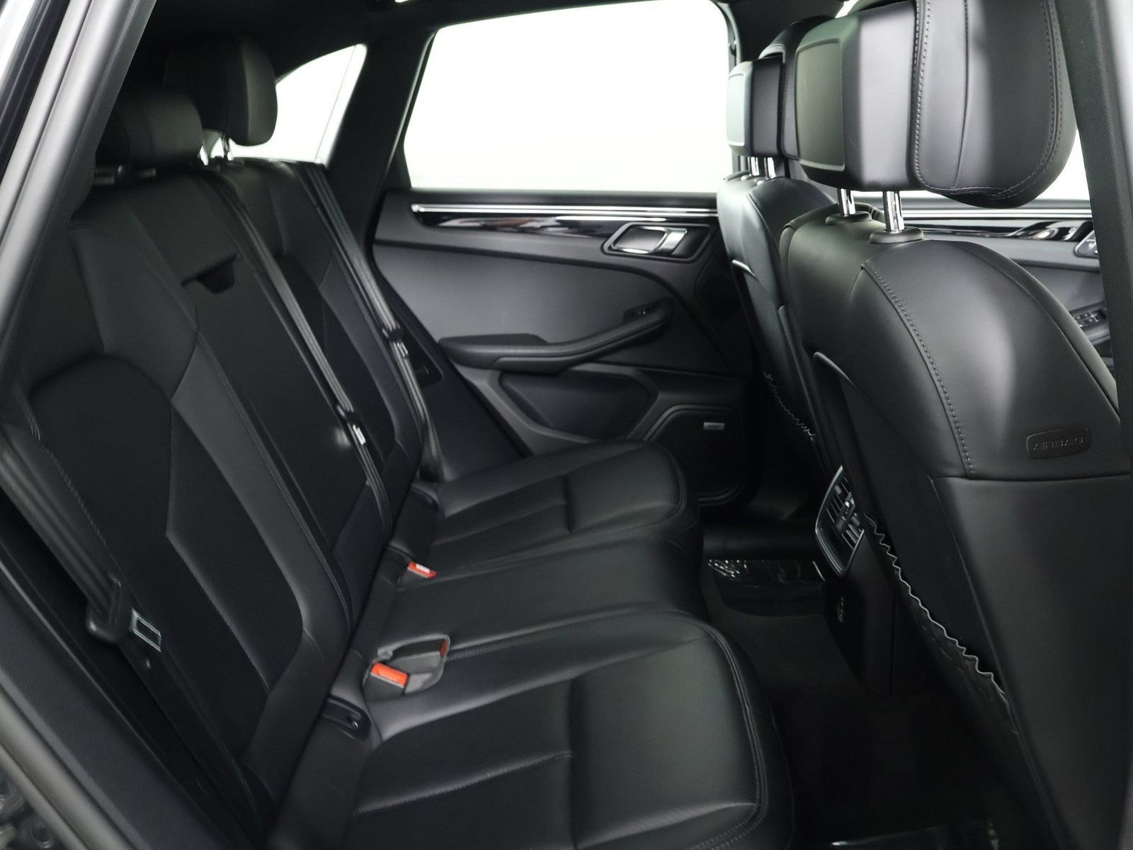 Certified 2021 Porsche Macan AWD/4WD image 32