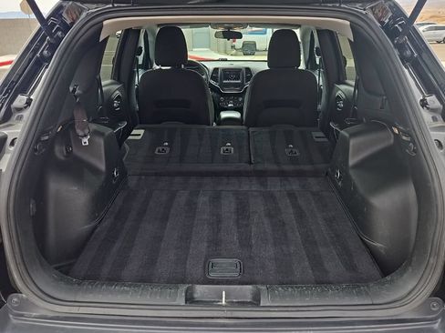 Used 2019 Jeep Cherokee Latitude w/ Popular Appearance Group AWD/4WD image 32
