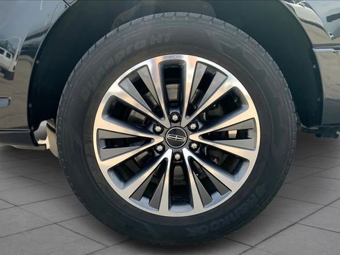 Used 2016 Lincoln Navigator L Select RWD image 10