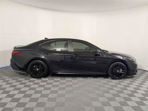 Used 2025 Toyota Camry SE w/ Convenience Package FWD image 5