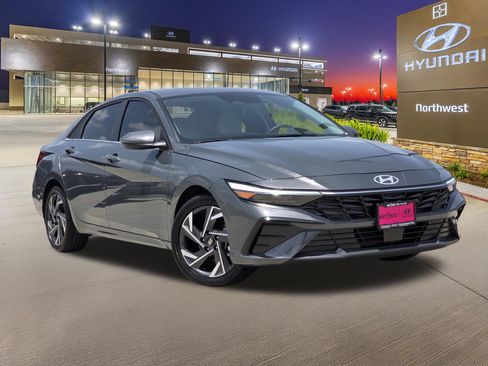Certified 2025 Hyundai Elantra Limited FWD image 3