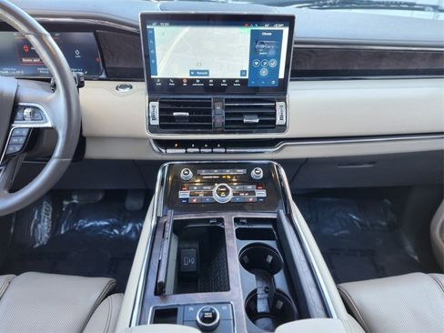 Used 2022 Lincoln Navigator Standard image 12