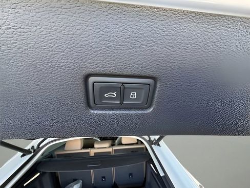 Used 2025 Audi Q8 Premium image 35