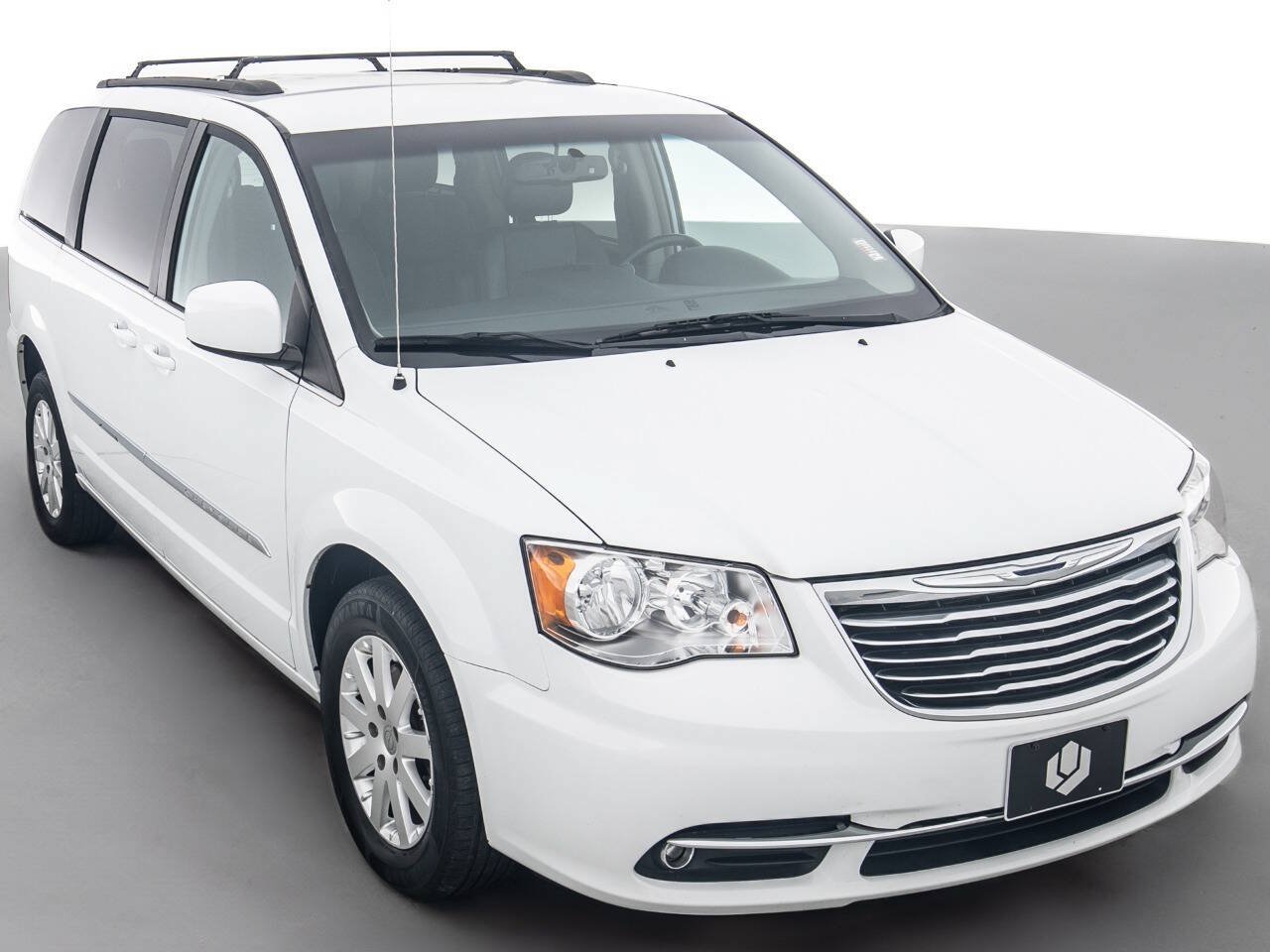 Used 2016 Chrysler Town & Country Touring FWD image 1