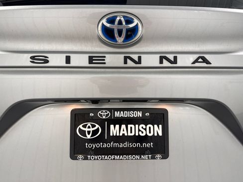 Used 2025 Toyota Sienna XLE FWD image 48