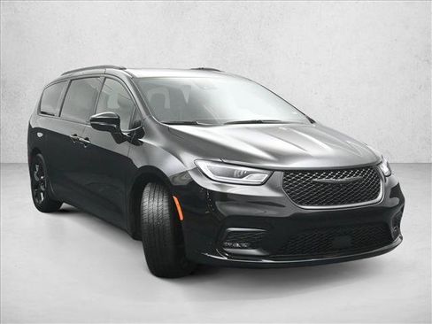 Used 2025 Chrysler Pacifica Limited FWD image 4