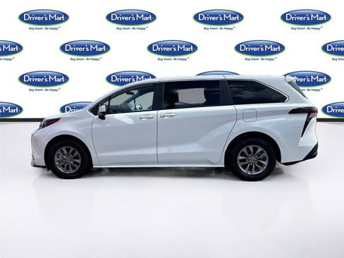 Used 2025 Toyota Sienna LE FWD image 4