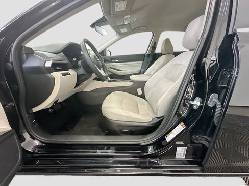 Used 2025 Nissan Altima 2.5 SV image 13