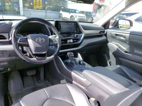 Used 2021 Toyota Highlander XLE image 11