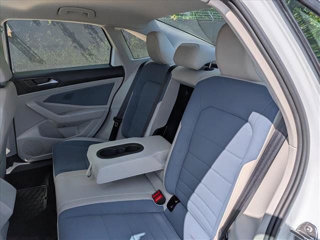 Certified 2025 Volkswagen Jetta SE w/ Sunroof Package FWD image 20
