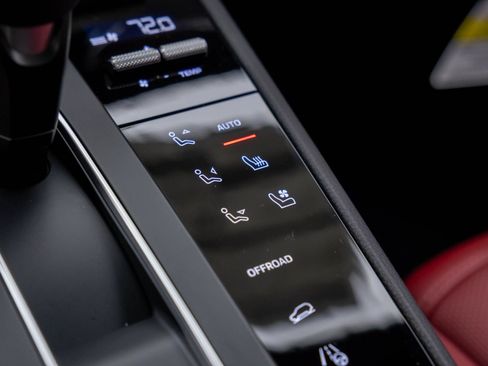 Certified 2026 Porsche Macan AWD/4WD image 26