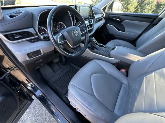 Used 2022 Toyota Highlander XLE AWD/4WD image 16