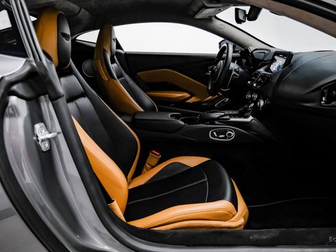 Used 2020 Aston Martin V8 Vantage Coupe image 39