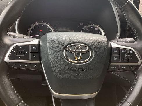 Used 2023 Toyota Highlander XLE AWD/4WD image 19