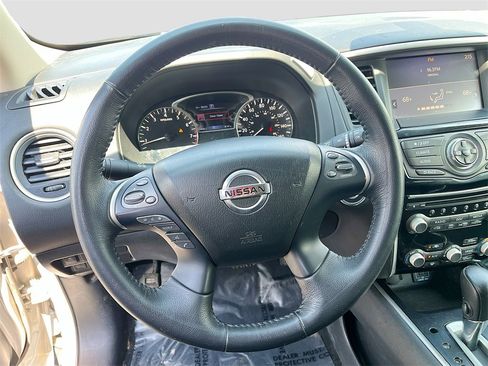 Used 2018 Nissan Pathfinder SV image 11