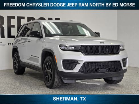 Used 2025 Jeep Grand Cherokee Altitude AWD/4WD image 2