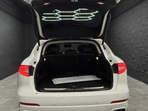 Used 2017 Maserati Levante w/ Luxury Package AWD/4WD image 10